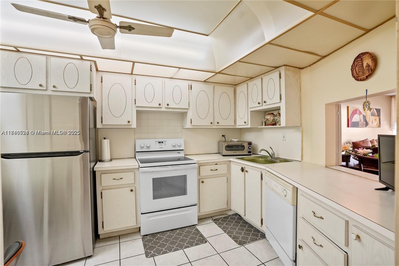 See details 411-2 1 / 2 1036 sq. ft. $ 2025-07-15 0 Photo