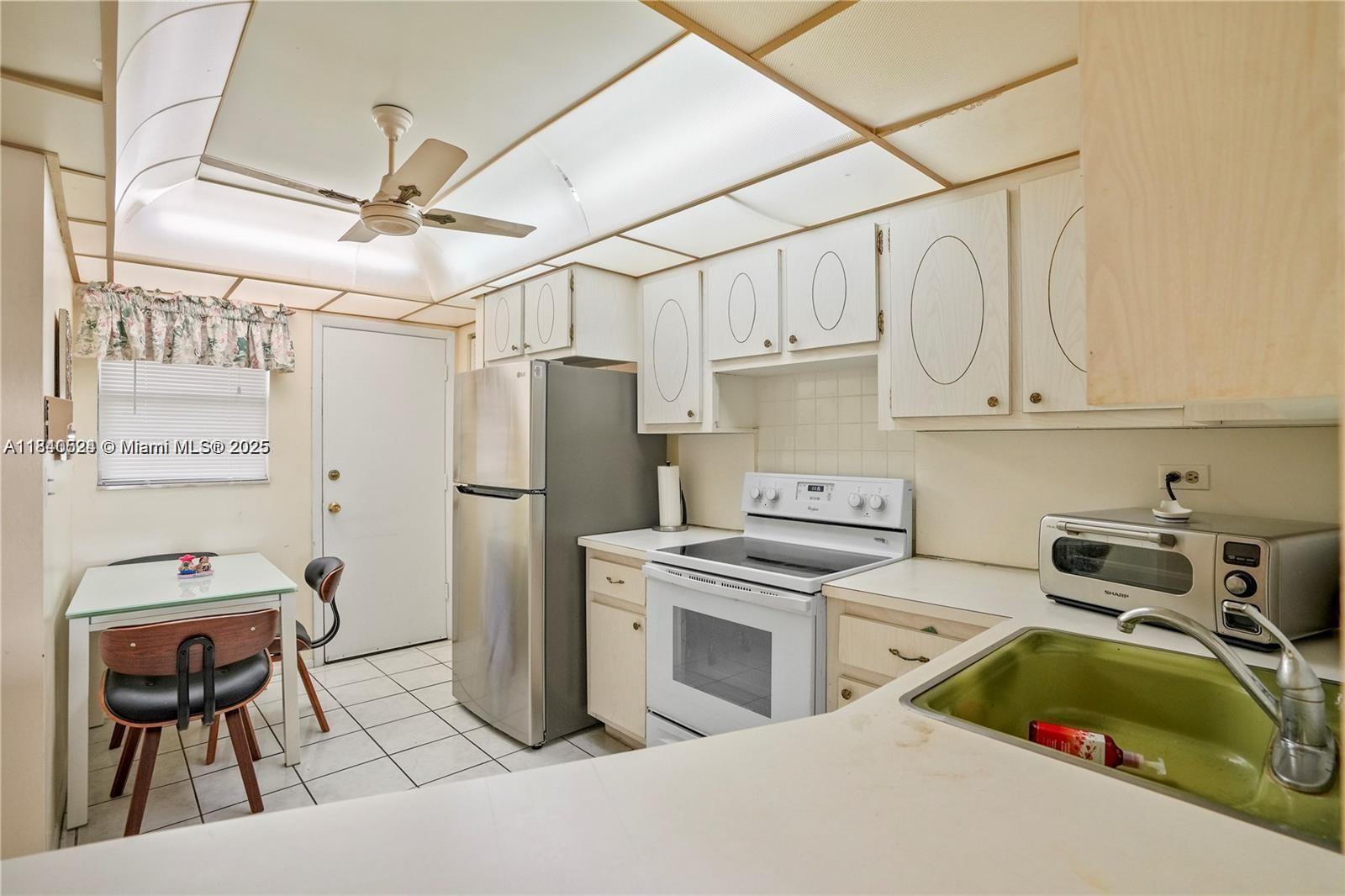 See details 411-2 1 / 2 1036 sq. ft. $ 2025-07-15 0 Photo