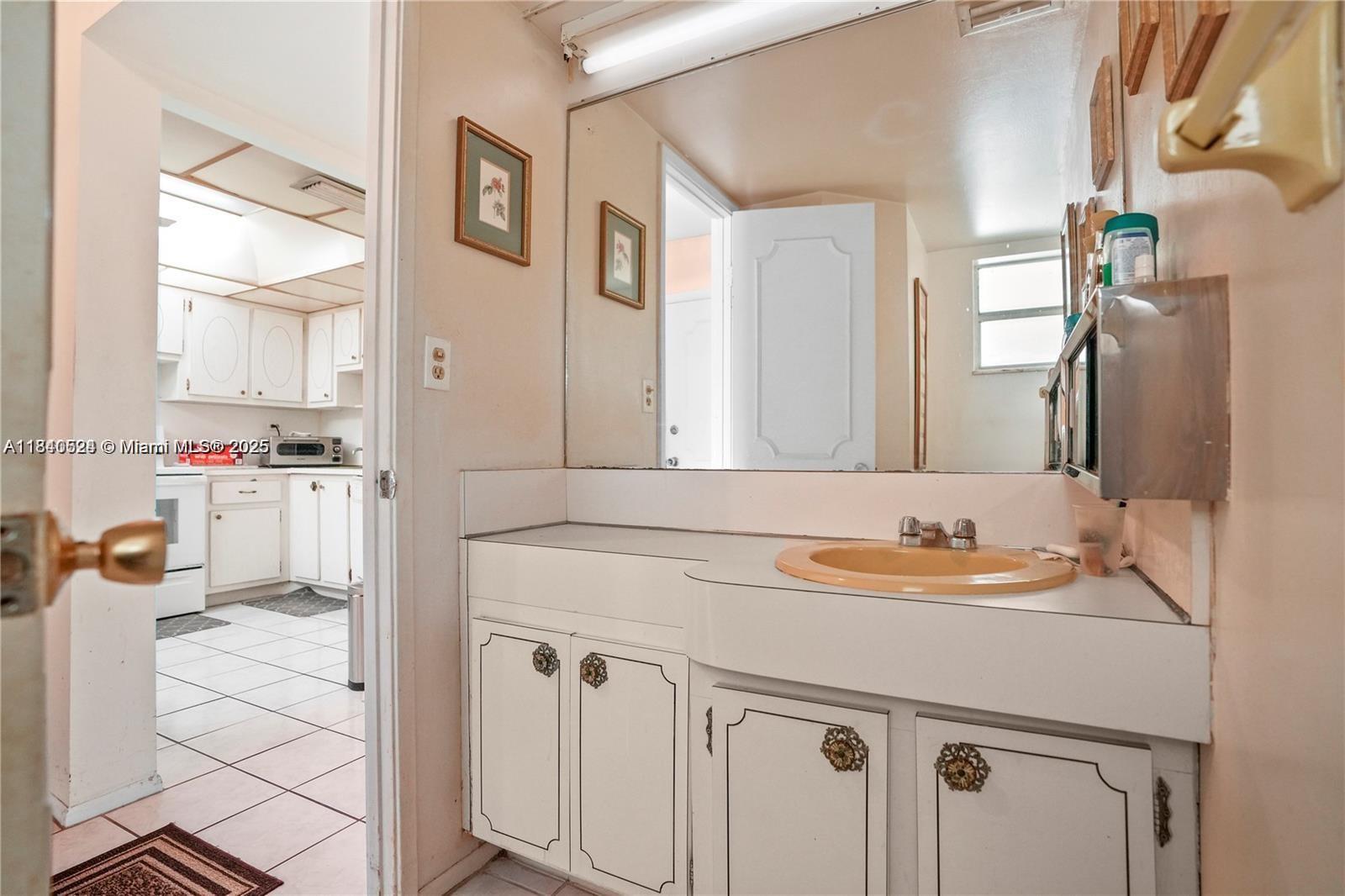 See details 411-2 1 / 2 1036 sq. ft. $ 2025-07-15 0 Photo