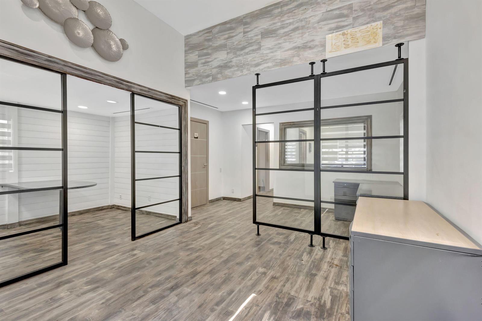 1  / 1  sq. ft. $ 2025-12-01 0 Photo