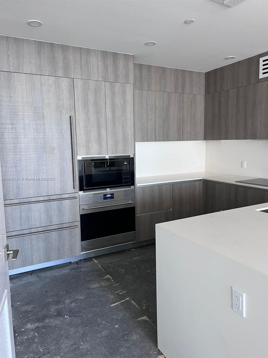 Ver detalles 1004 2 / 3 1382 sq. ft. $ 2025-07-15 0 foto