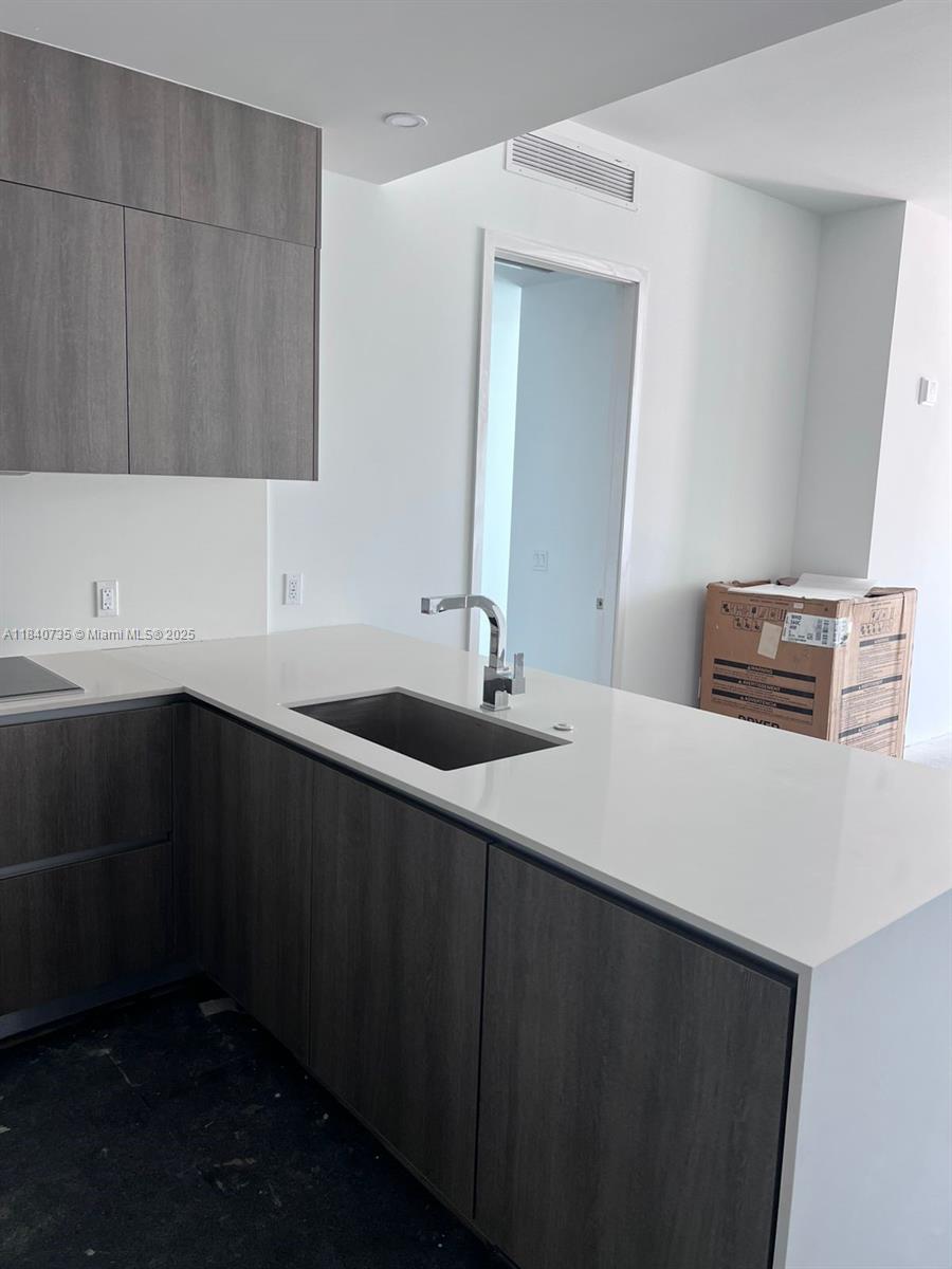 Ver detalles 1004 2 / 3 1382 sq. ft. $ 2025-07-15 0 foto