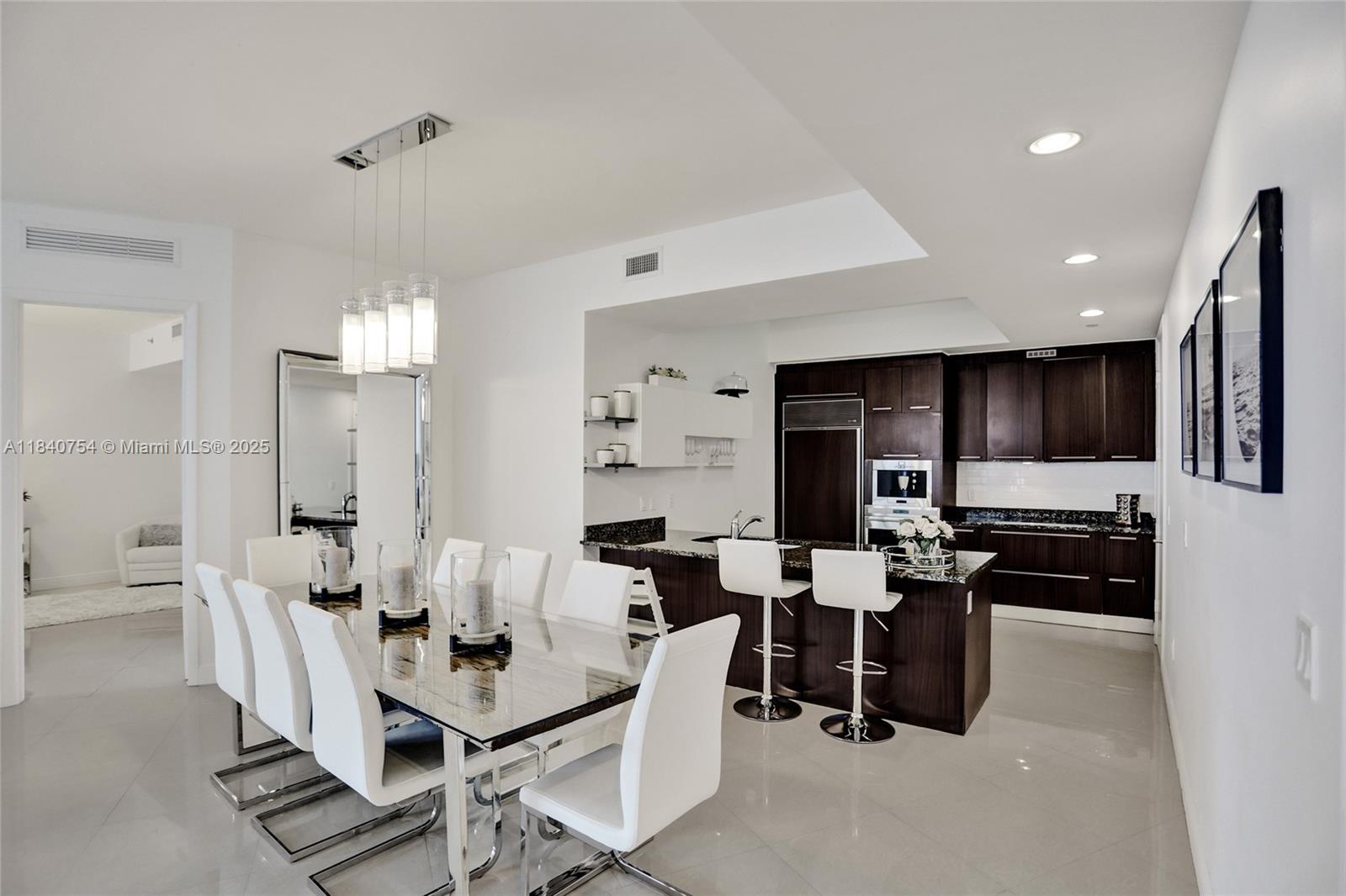 See details 603 2 / 3 1962 sq. ft. $ 2025-07-15 0 Photo