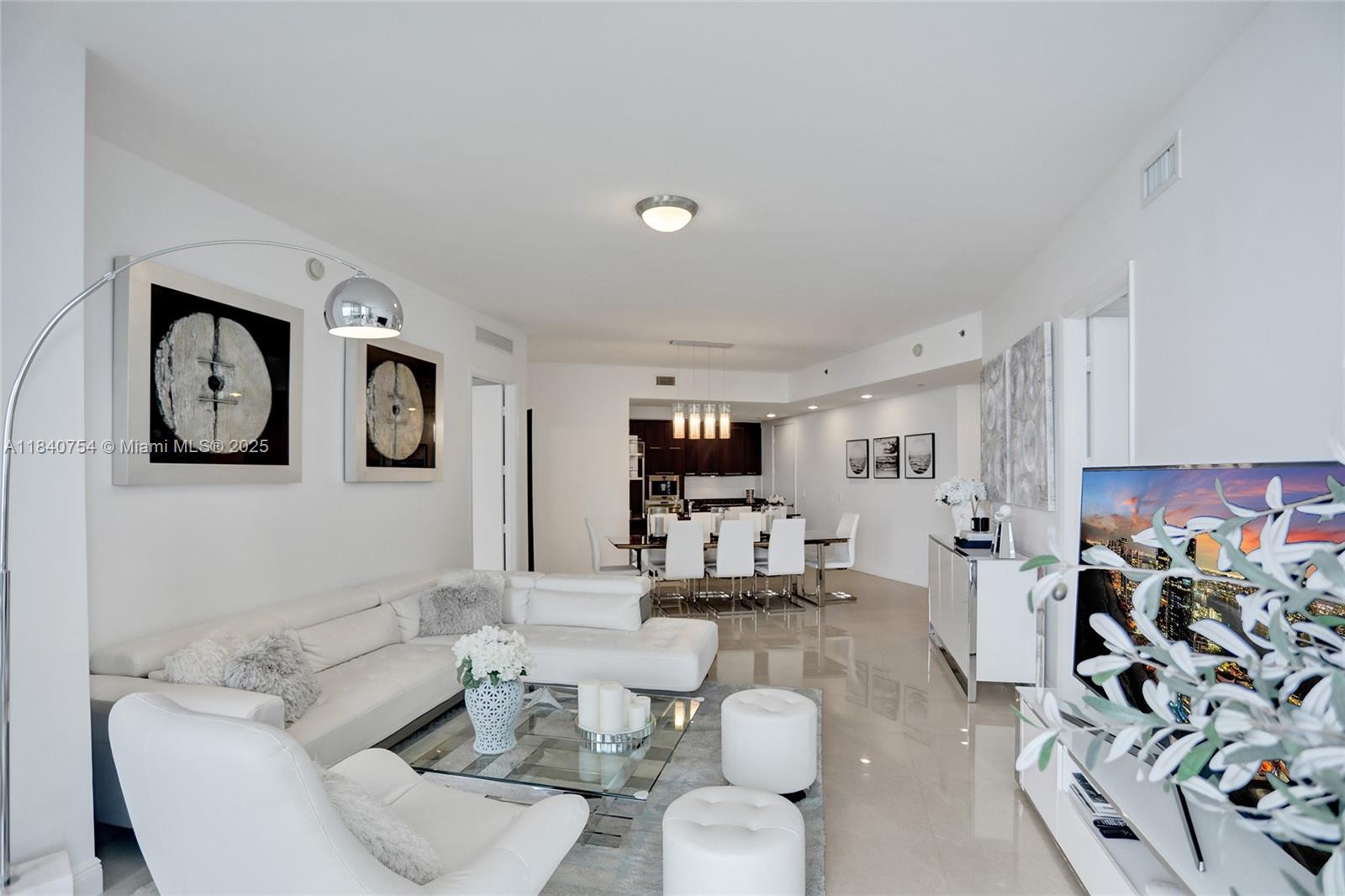 See details 603 2 / 3 1962 sq. ft. $ 2025-07-15 0 Photo