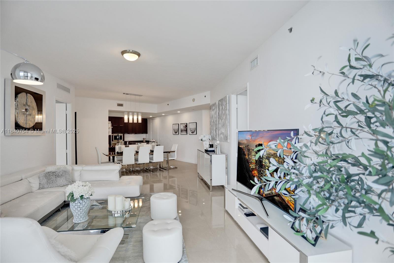See details 603 2 / 3 1962 sq. ft. $ 2025-07-15 0 Photo