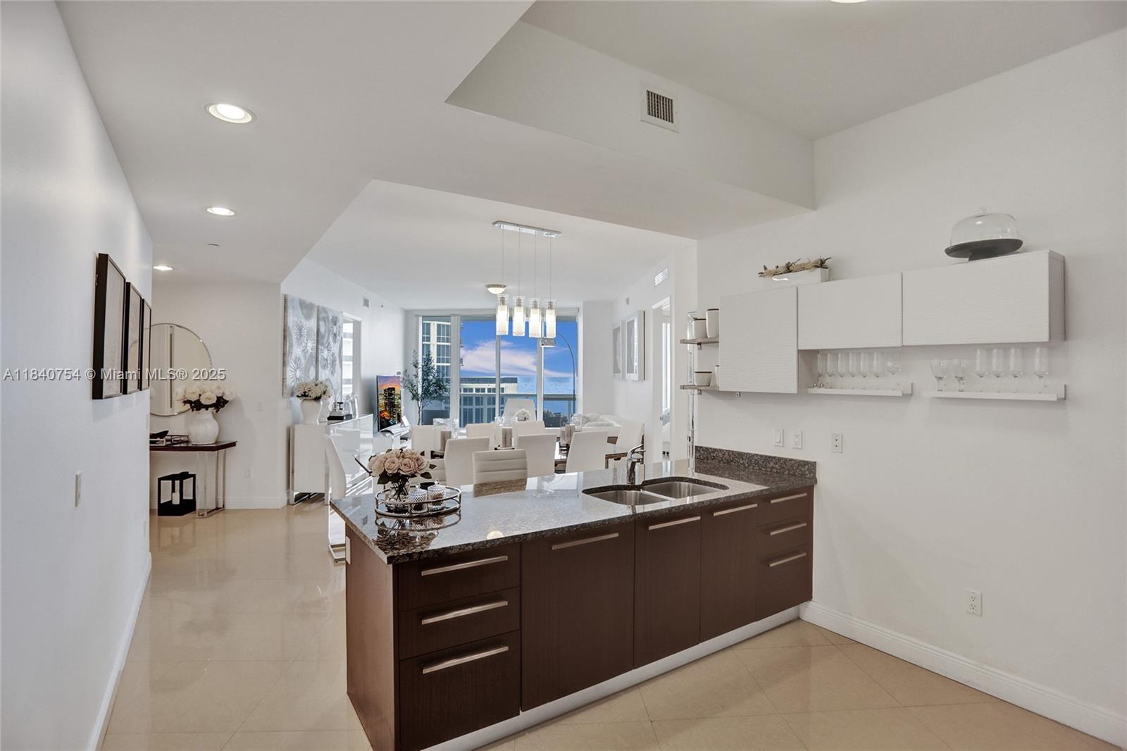 See details 603 2 / 3 1962 sq. ft. $ 2025-07-15 0 Photo