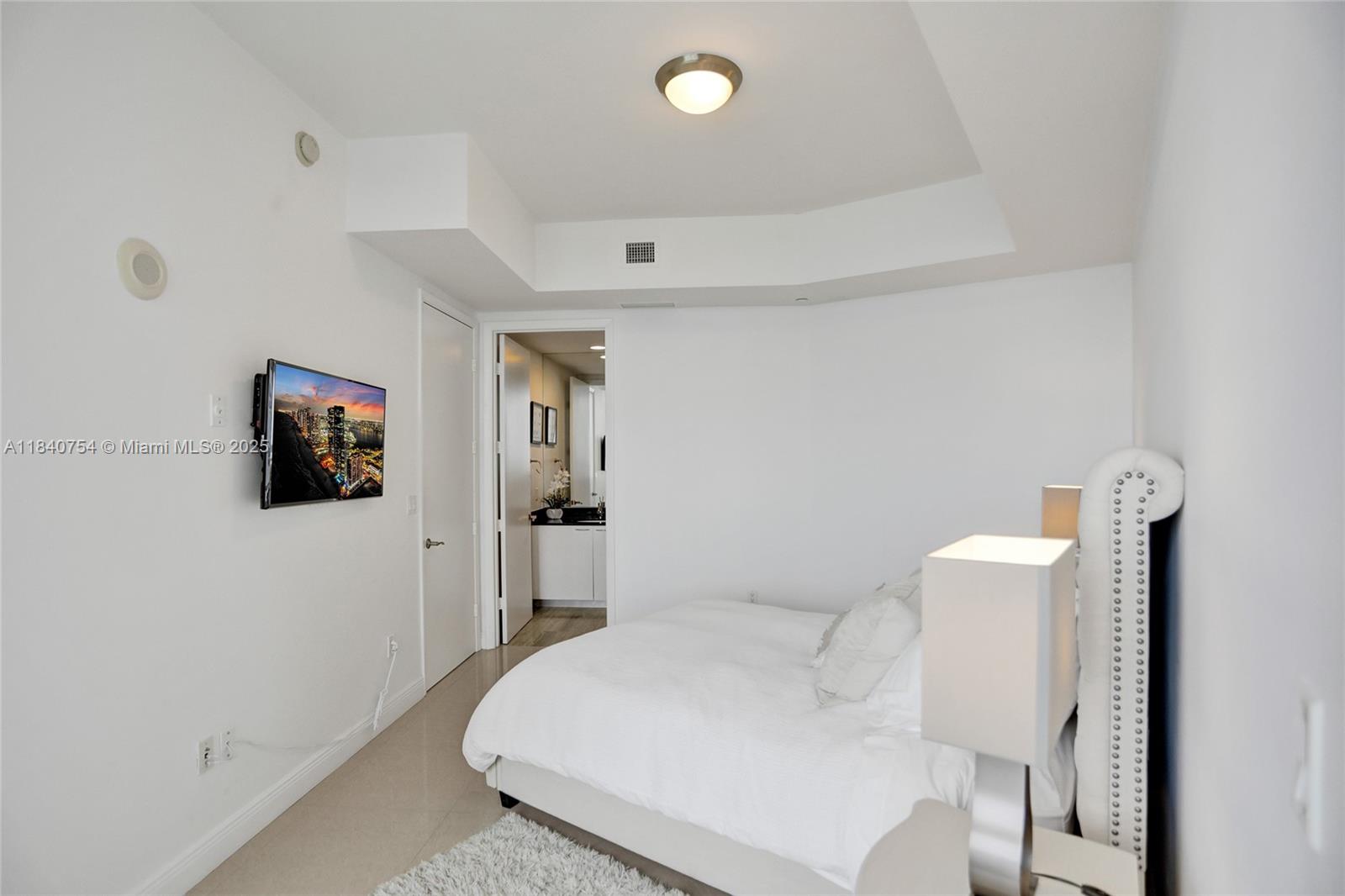 See details 603 2 / 3 1962 sq. ft. $ 2025-07-15 0 Photo