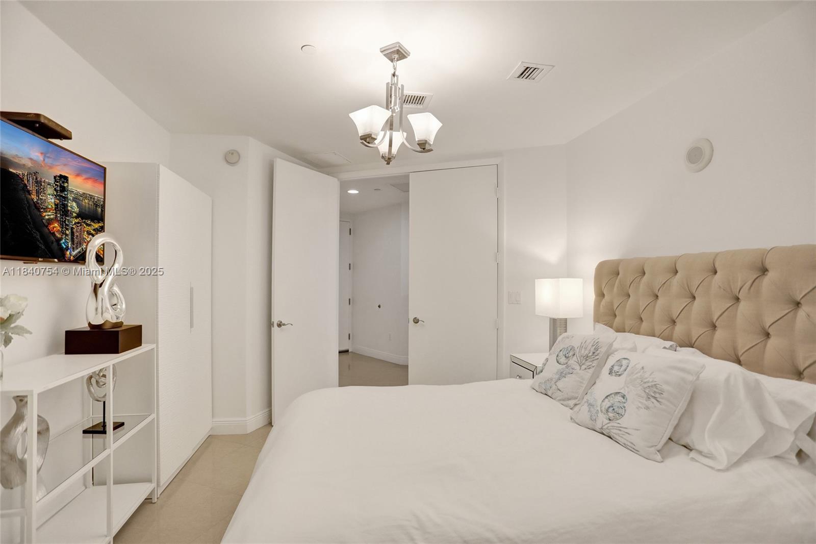 See details 603 2 / 3 1962 sq. ft. $ 2025-07-15 0 Photo