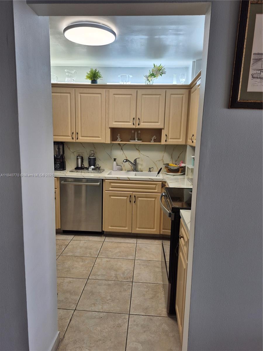 See details 705 2 / 2 1132 sq. ft. $ 2025-07-15 0 Photo