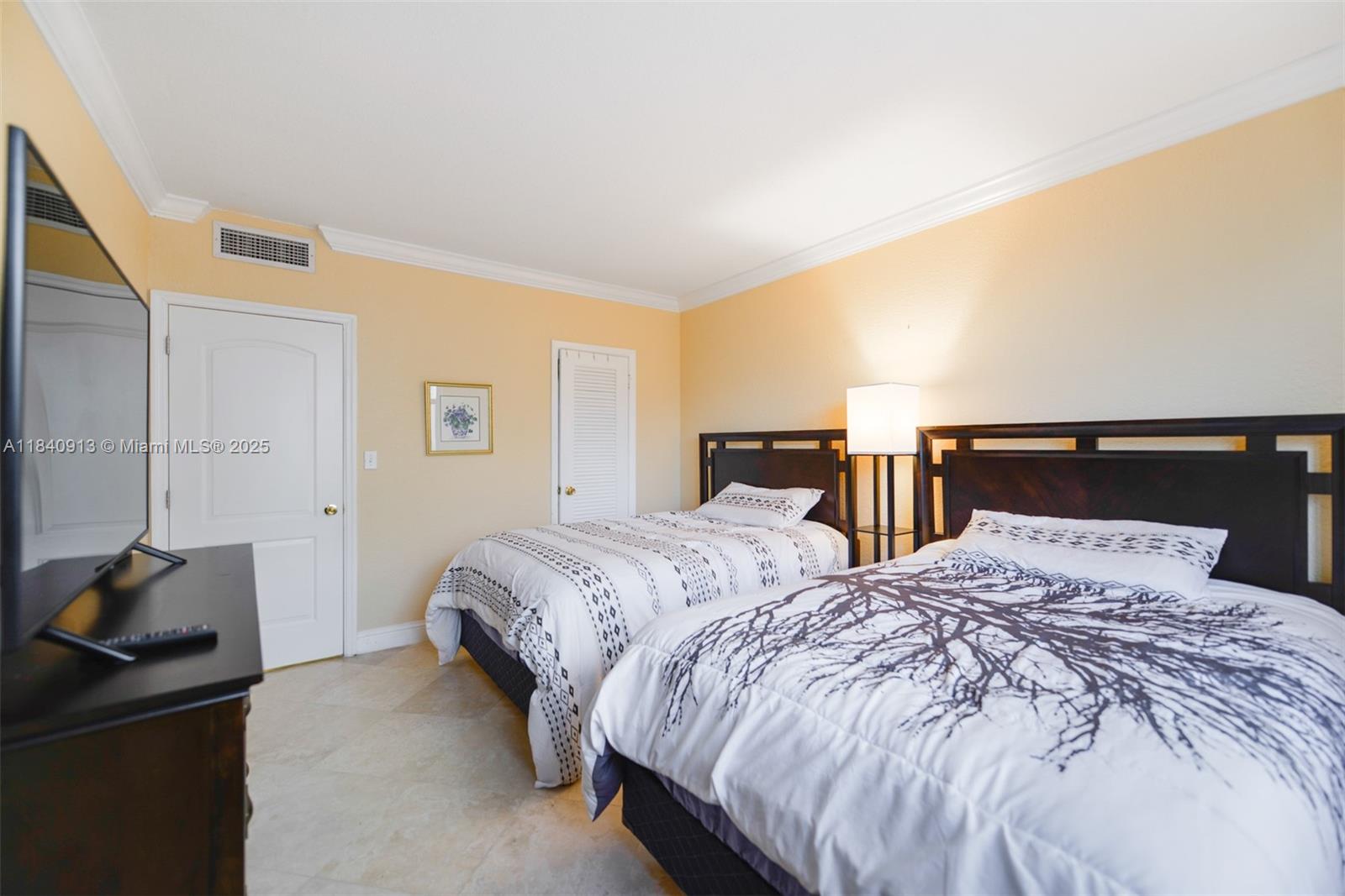 See details 9H 2 / 2 1240 sq. ft. $ 2025-07-16 0 Photo