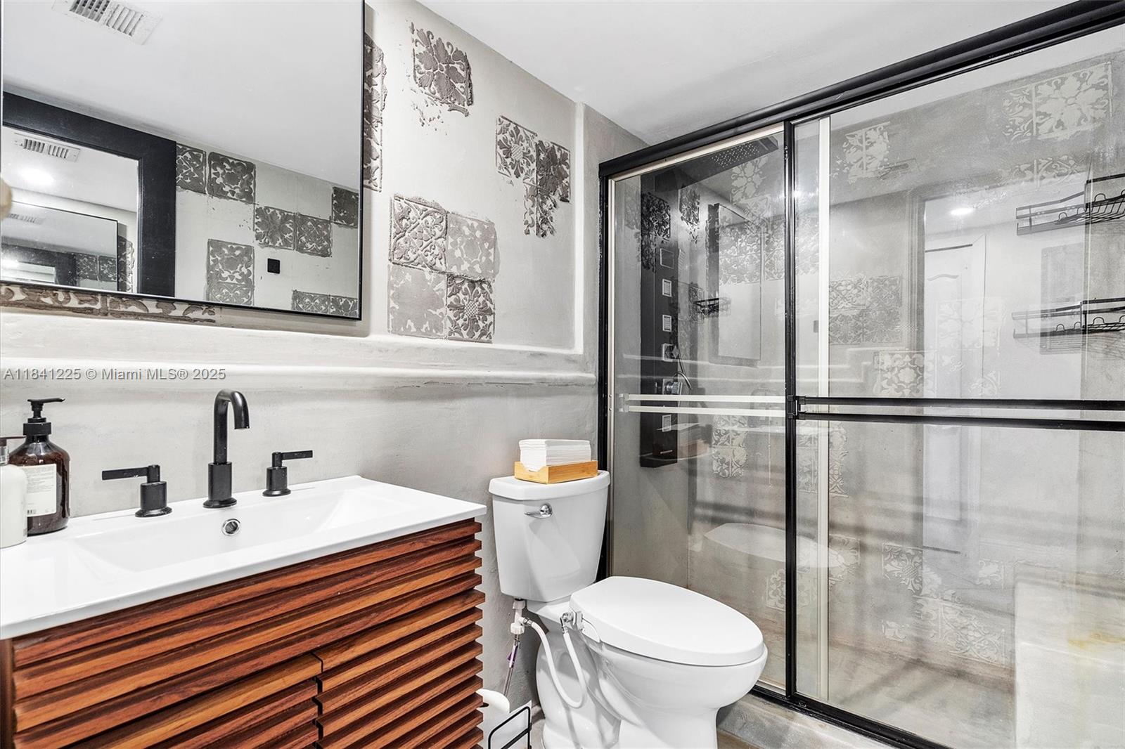 Photo of 2751 Ocean Dr  #504S, Hollywood, Florida, 33019 - Secondary Bath