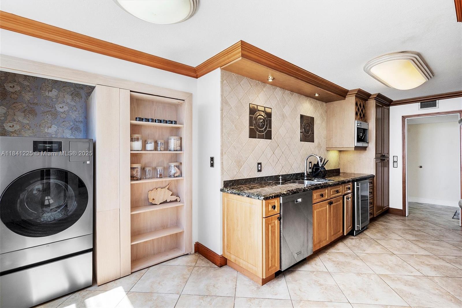 Photo of 2751 Ocean Dr  #504S, Hollywood, Florida, 33019 - Kitchen
