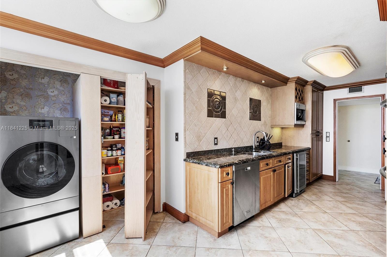 Photo of 2751 Ocean Dr  #504S, Hollywood, Florida, 33019 - Kitchen