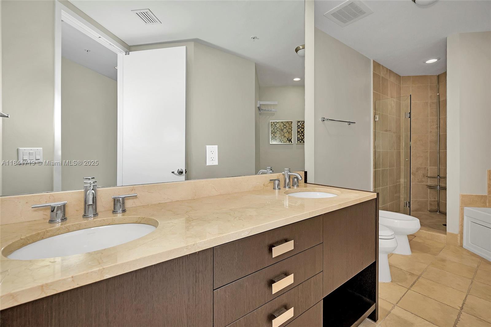 See details 4009A 2 / 2 1324 sq. ft. $ 2025-07-16 0 Photo
