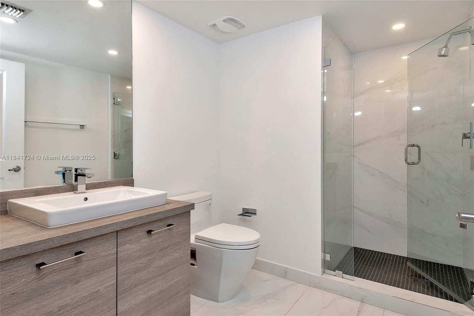 Photo of 400 Sunny Isles Blvd  #917, Sunny Isles Beach, Florida, 33160 - Bathroom #3
