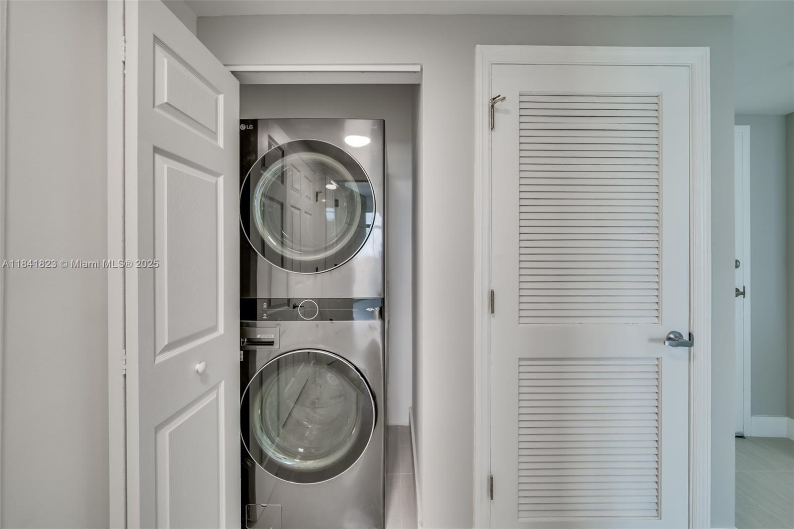 Photo of 140 Dixie Hwy  #1007, Hollywood, Florida, 33020 - laundry