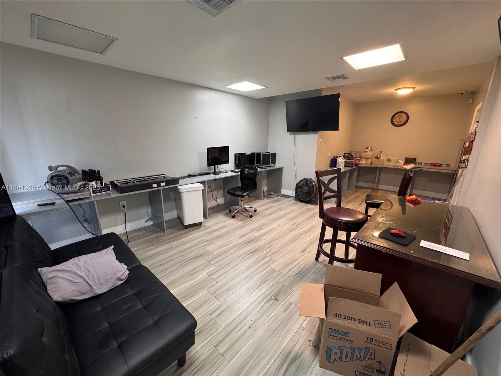 See details 903A / sq. ft. $ 2025-07-16 0 Photo