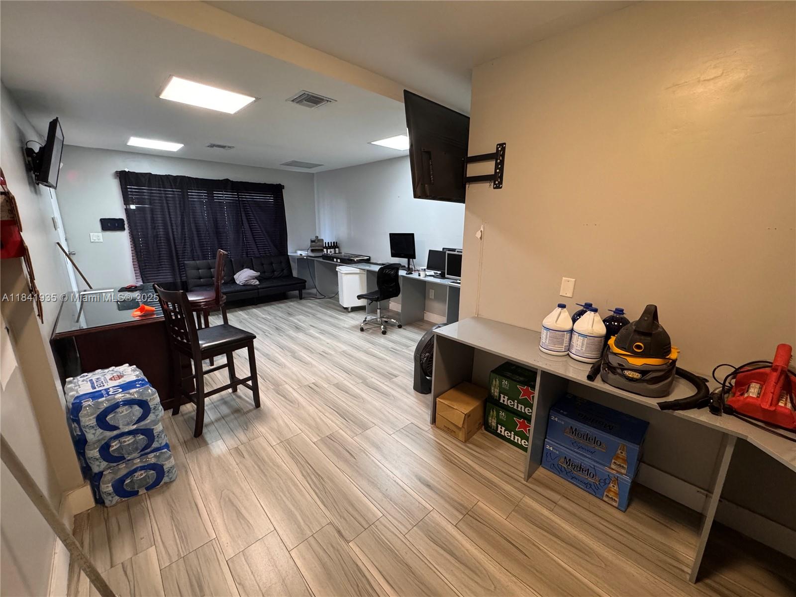 See details 903A / sq. ft. $ 2025-07-16 0 Photo