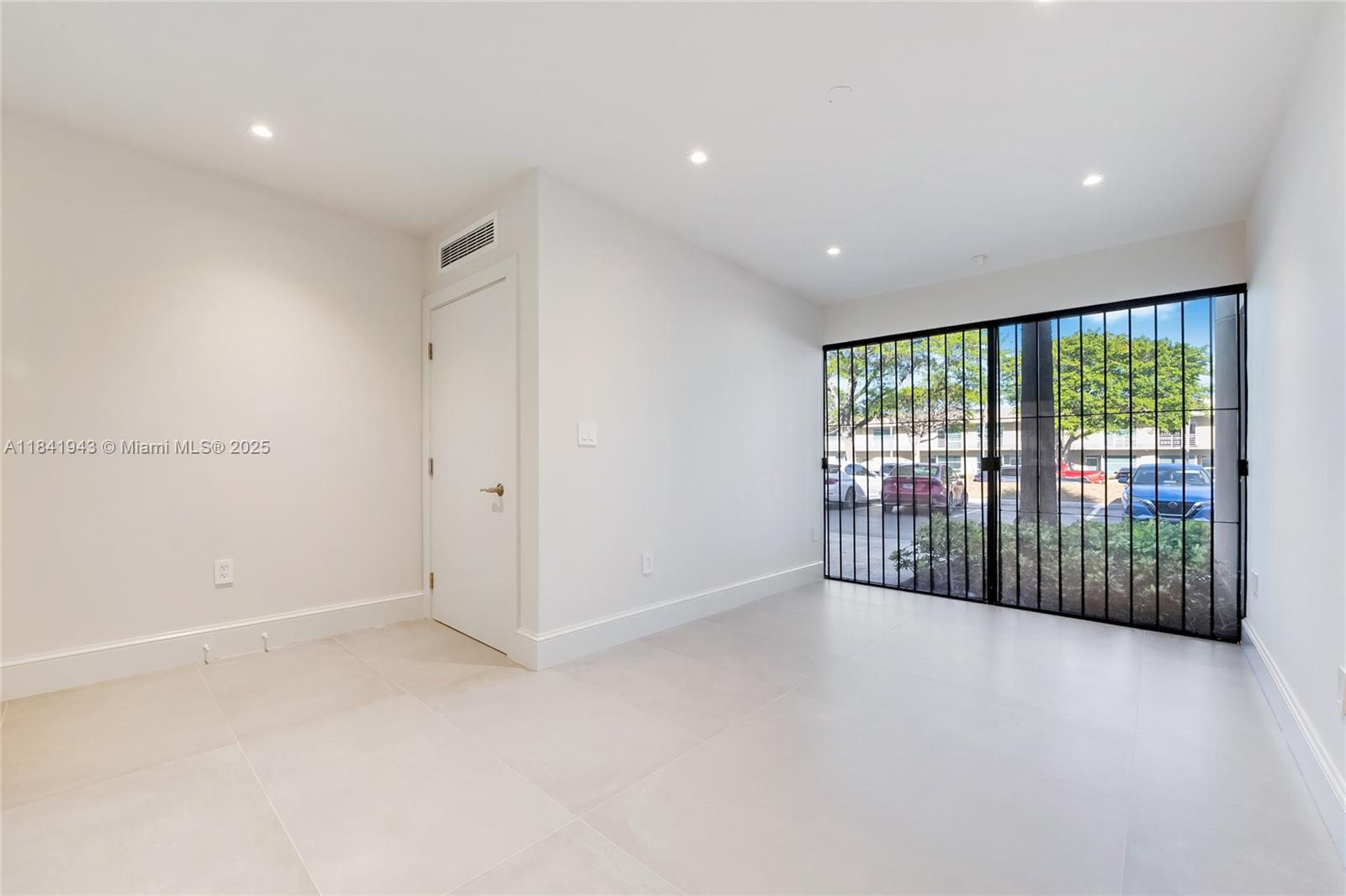 See details 3 / sq. ft. $ 2025-07-16 0 Photo