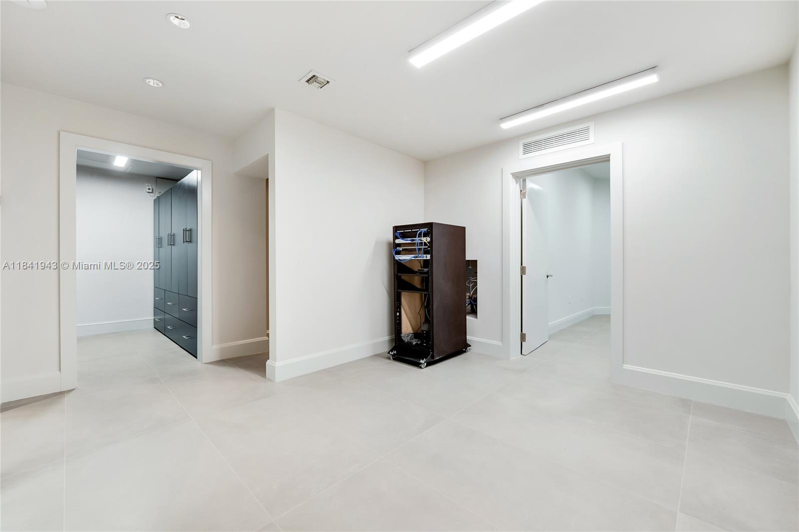 See details 3 / sq. ft. $ 2025-07-16 0 Photo