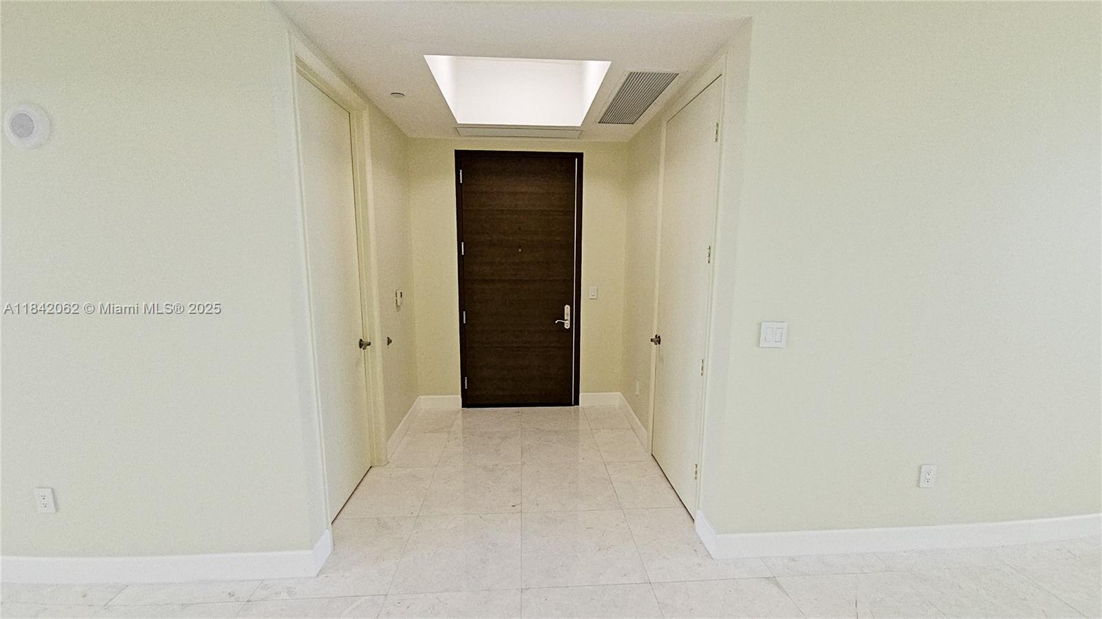 See details 2106 3 / 4 2327 sq. ft. $ 2025-07-17 0 Photo
