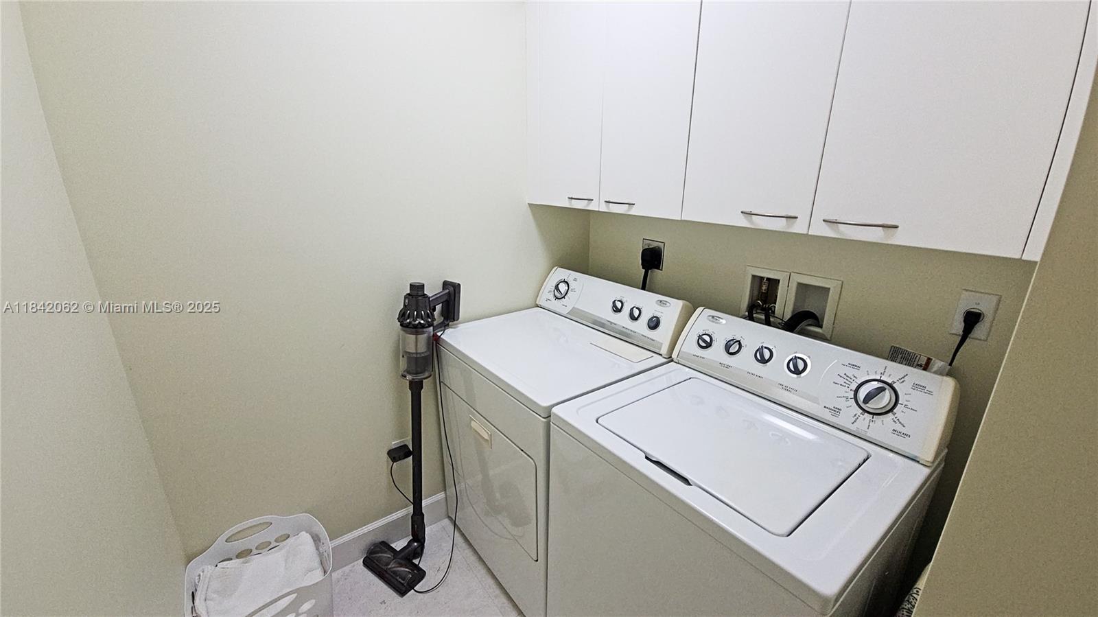 See details 2106 3 / 4 2327 sq. ft. $ 2025-07-17 0 Photo
