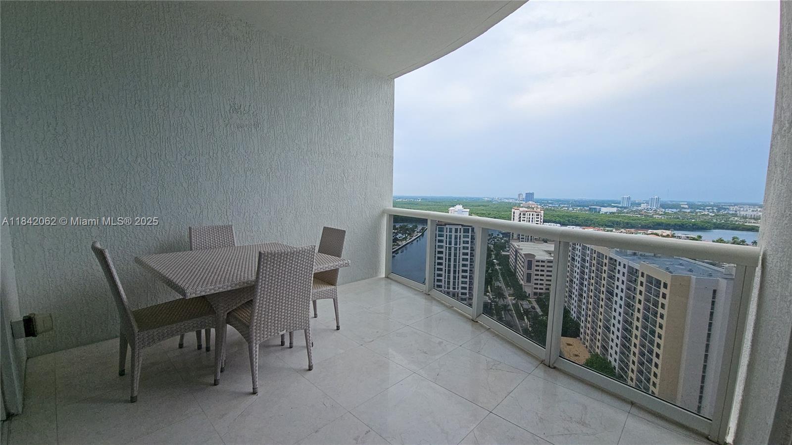 See details 2106 3 / 4 2327 sq. ft. $ 2025-07-17 0 Photo