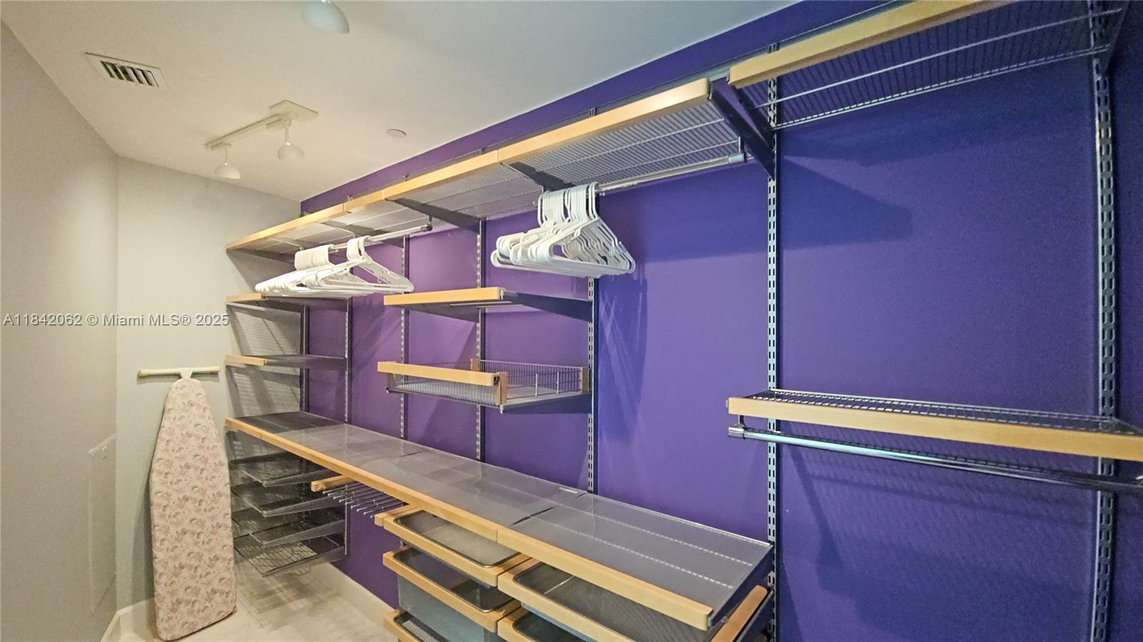 See details 2106 3 / 4 2327 sq. ft. $ 2025-07-17 0 Photo