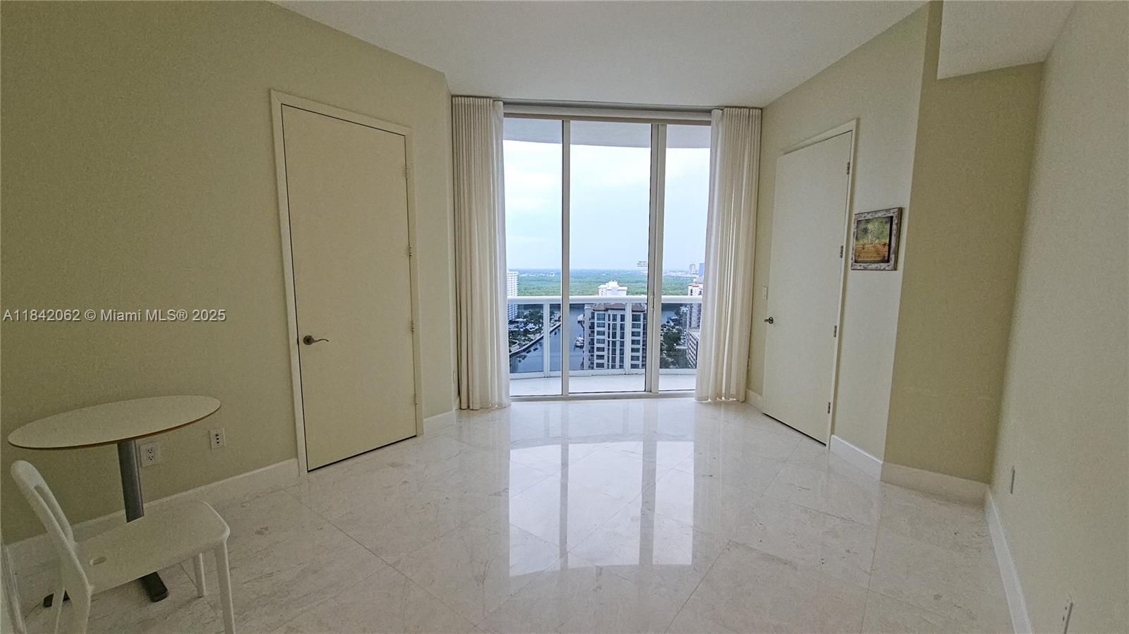 See details 2106 3 / 4 2327 sq. ft. $ 2025-07-17 0 Photo