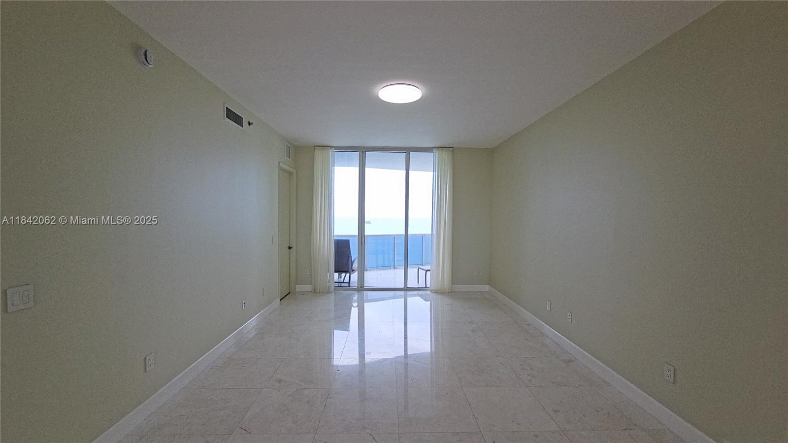 See details 2106 3 / 4 2327 sq. ft. $ 2025-07-17 0 Photo