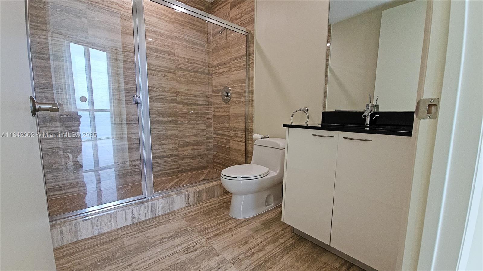 See details 2106 3 / 4 2327 sq. ft. $ 2025-07-17 0 Photo