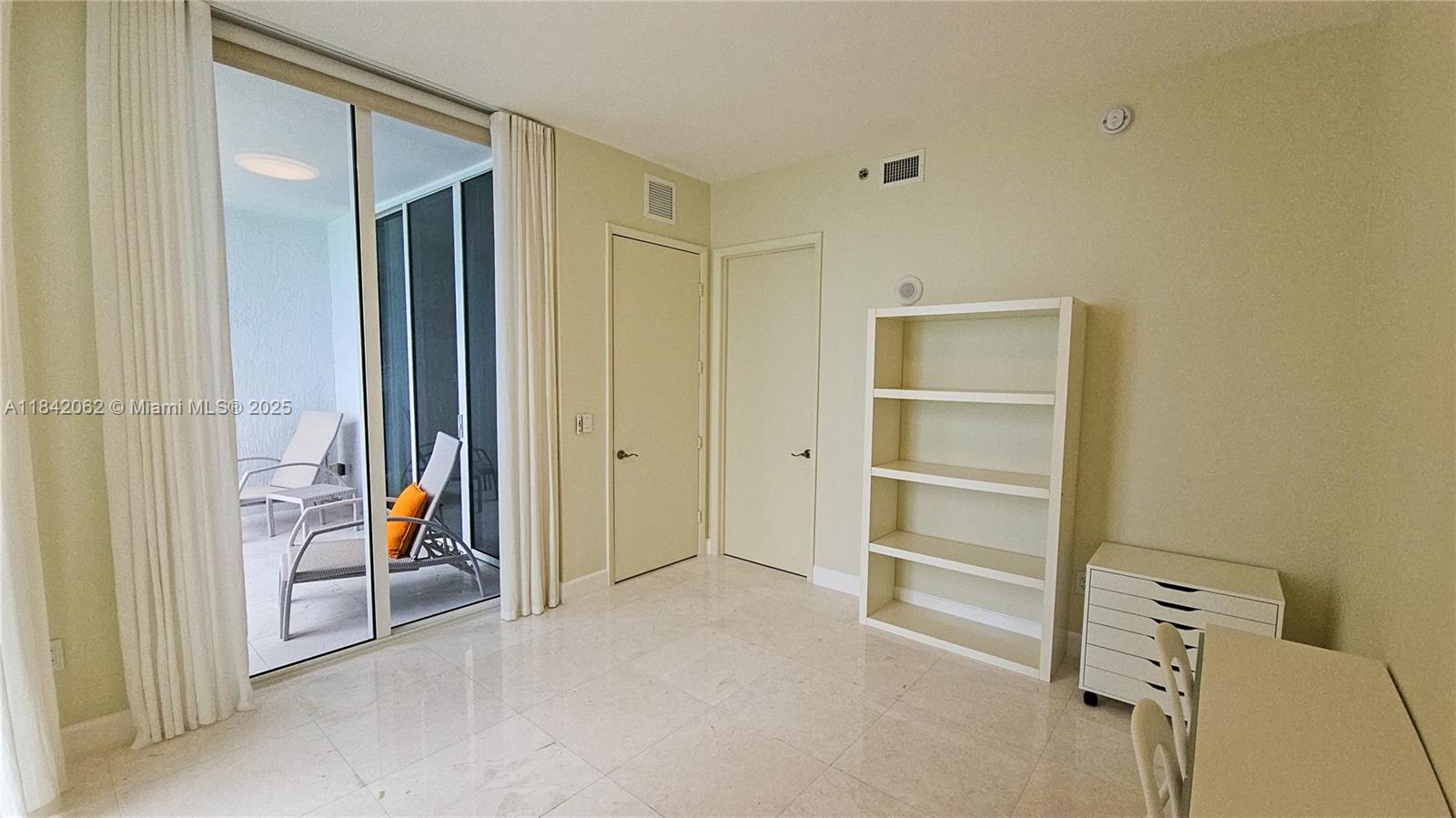 See details 2106 3 / 4 2327 sq. ft. $ 2025-07-17 0 Photo