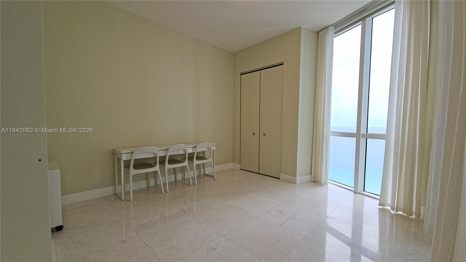 See details 2106 3 / 4 2327 sq. ft. $ 2025-07-17 0 Photo