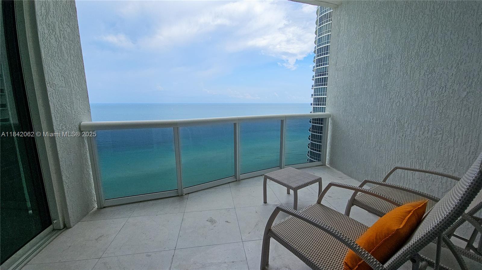 See details 2106 3 / 4 2327 sq. ft. $ 2025-07-17 0 Photo