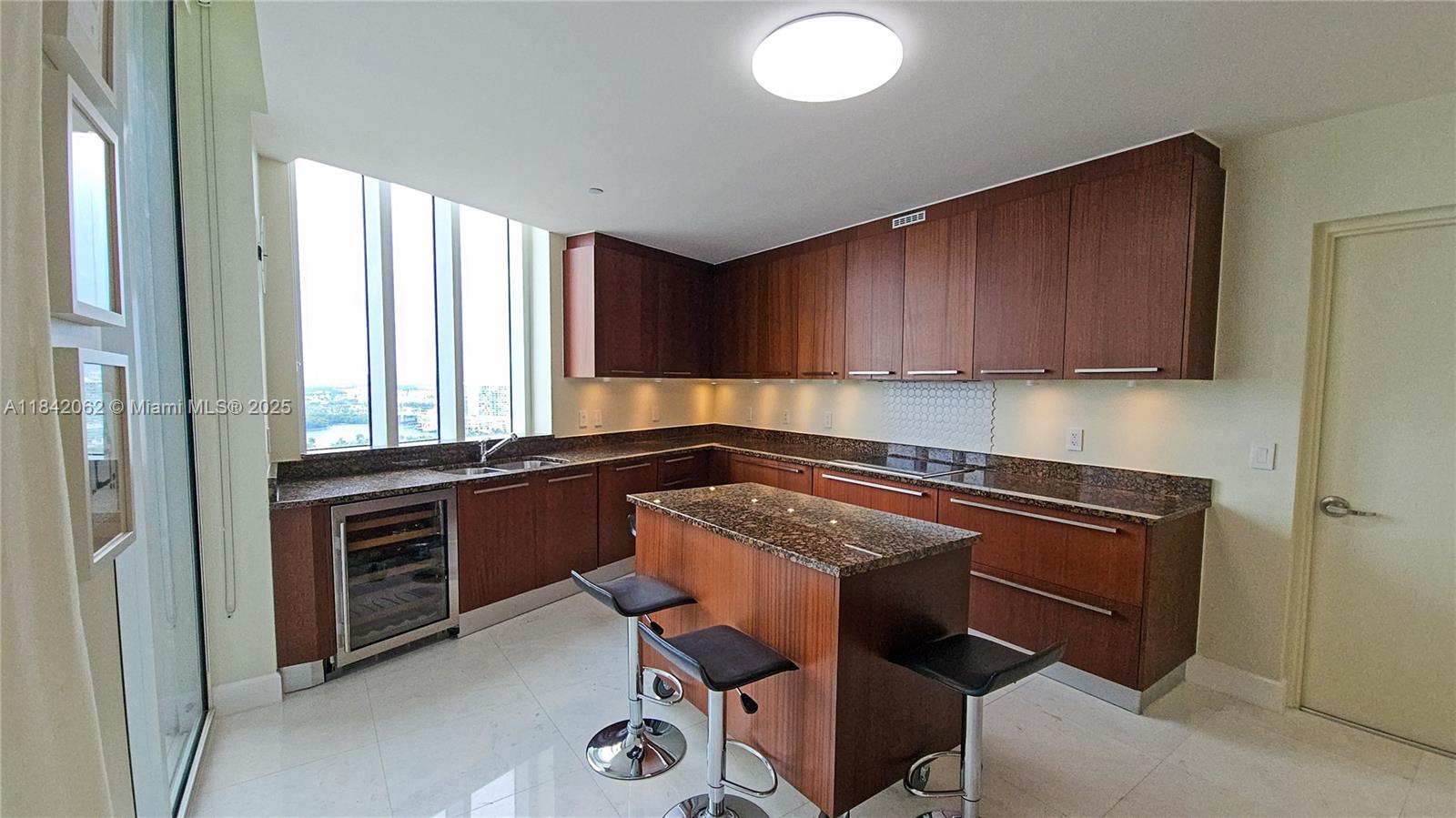 See details 2106 3 / 4 2327 sq. ft. $ 2025-07-17 0 Photo