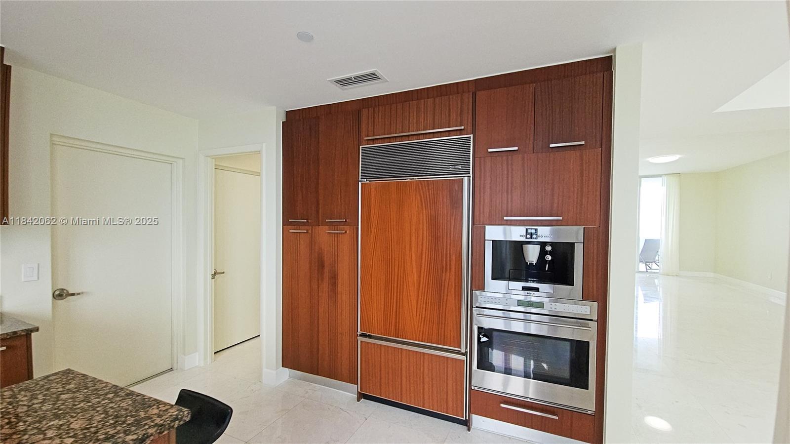 See details 2106 3 / 4 2327 sq. ft. $ 2025-07-17 0 Photo