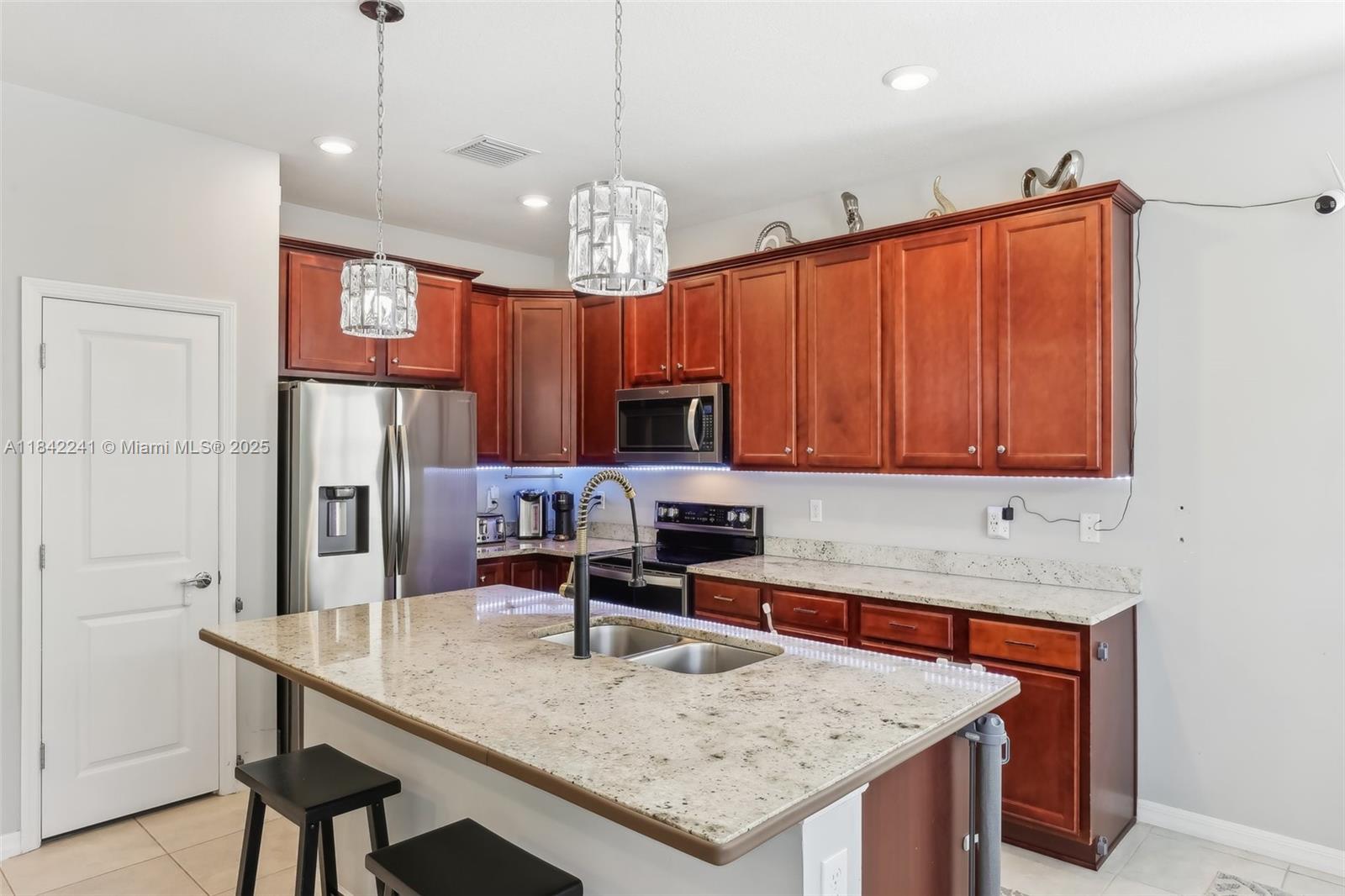See details 1402 3 / 3 2220 sq. ft. $ 2025-08-07 0 Photo