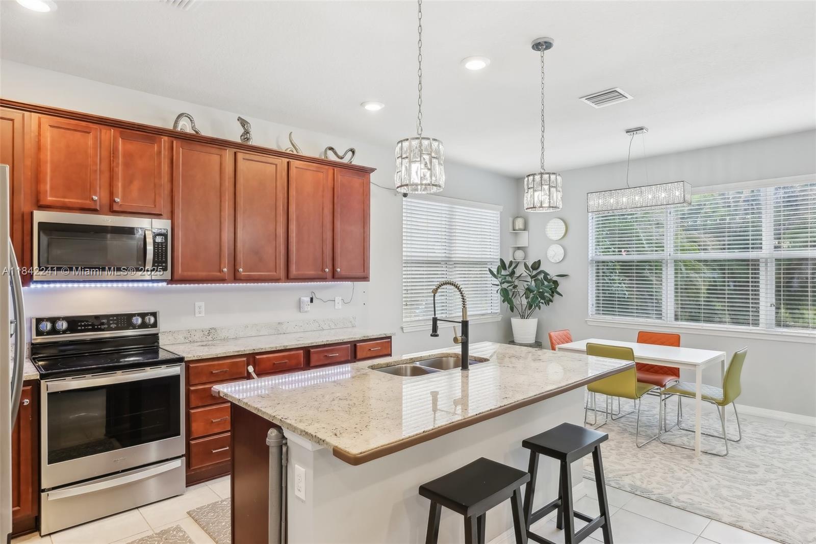 See details 1402 3 / 3 2220 sq. ft. $ 2025-08-07 0 Photo