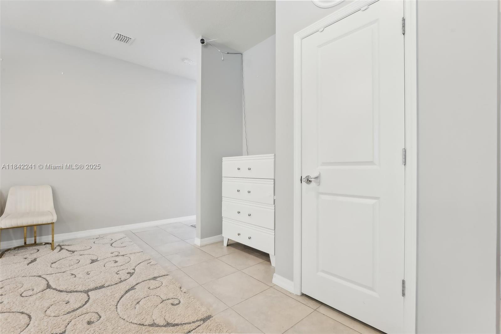 See details 1402 3 / 3 2220 sq. ft. $ 2025-08-07 0 Photo