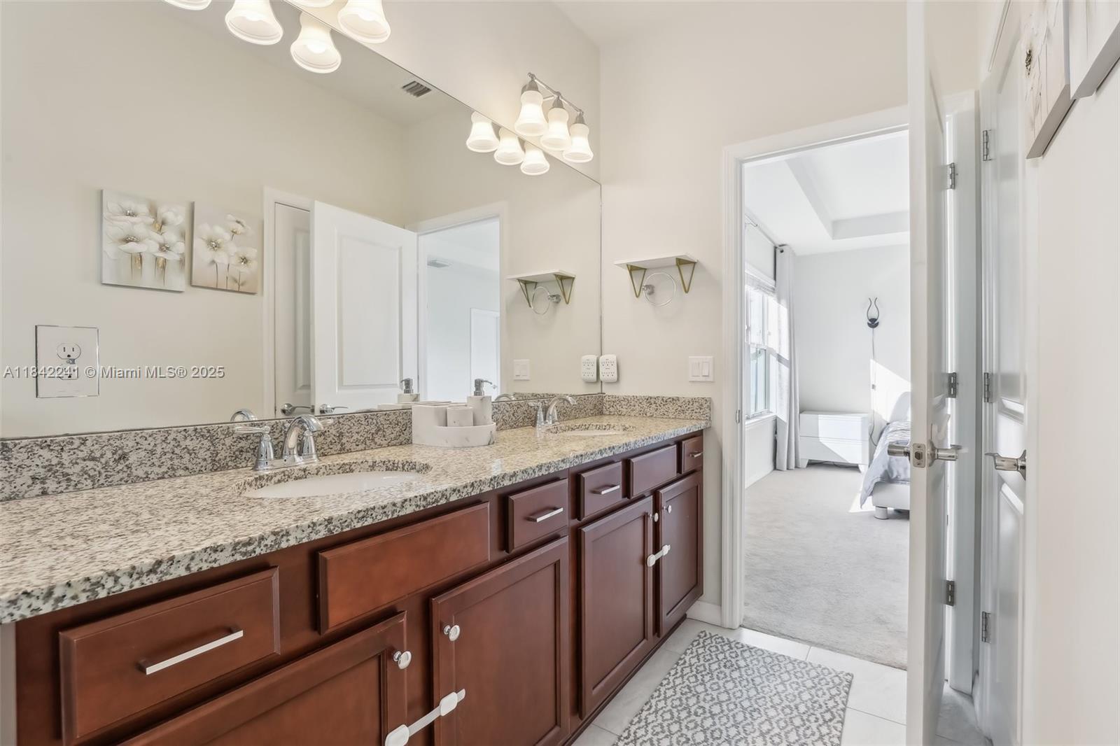 See details 1402 3 / 3 2220 sq. ft. $ 2025-08-07 0 Photo