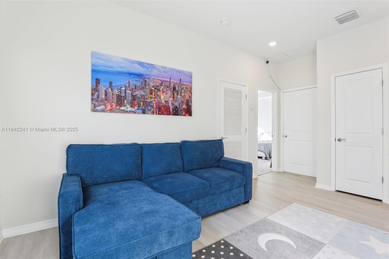See details 1402 3 / 3 2220 sq. ft. $ 2025-08-07 0 Photo