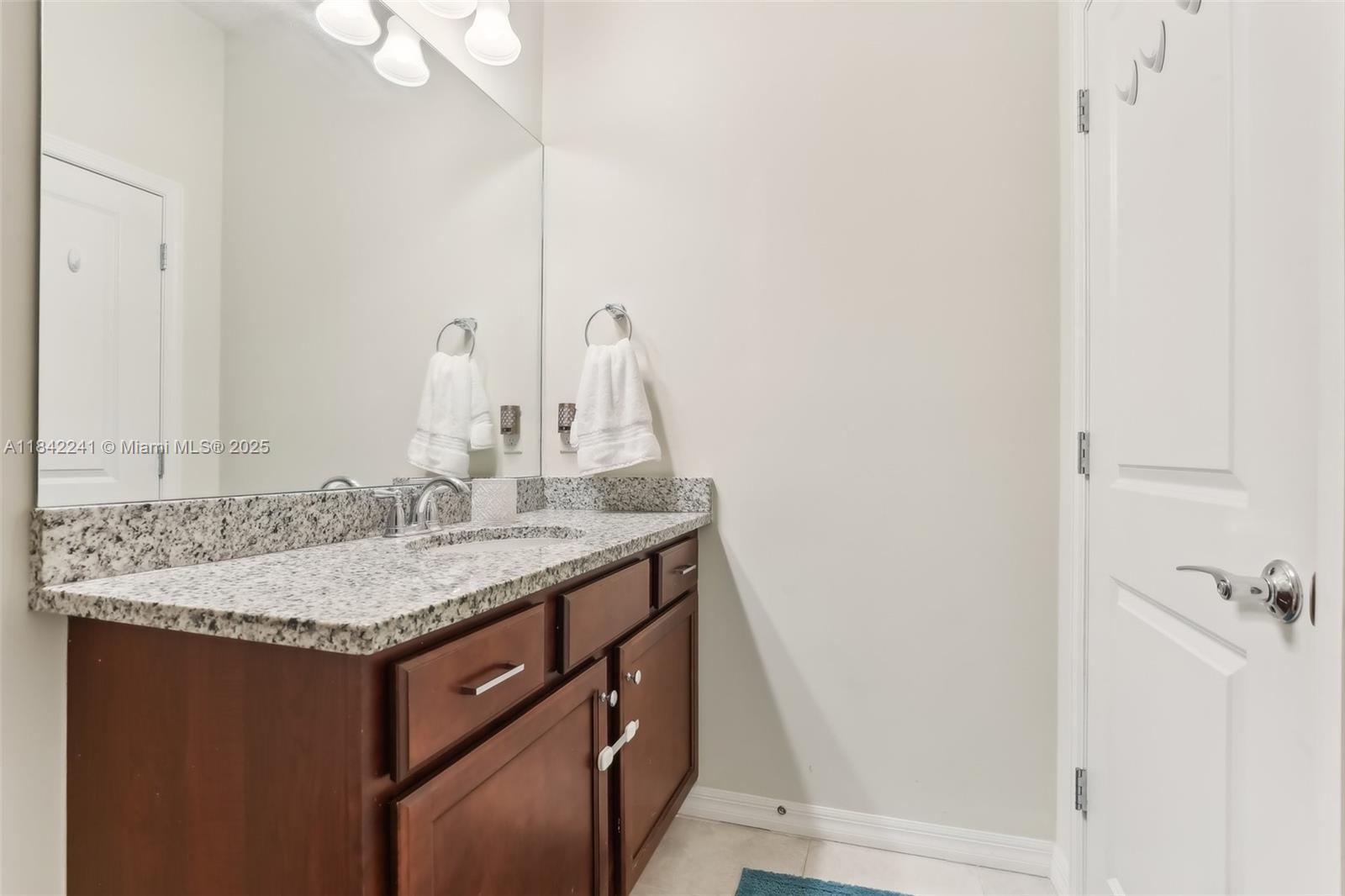 See details 1402 3 / 3 2220 sq. ft. $ 2025-08-07 0 Photo