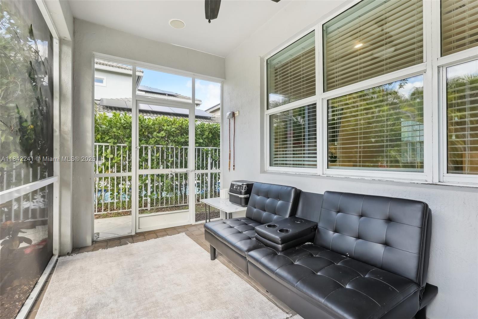 See details 1402 3 / 3 2220 sq. ft. $ 2025-08-07 0 Photo