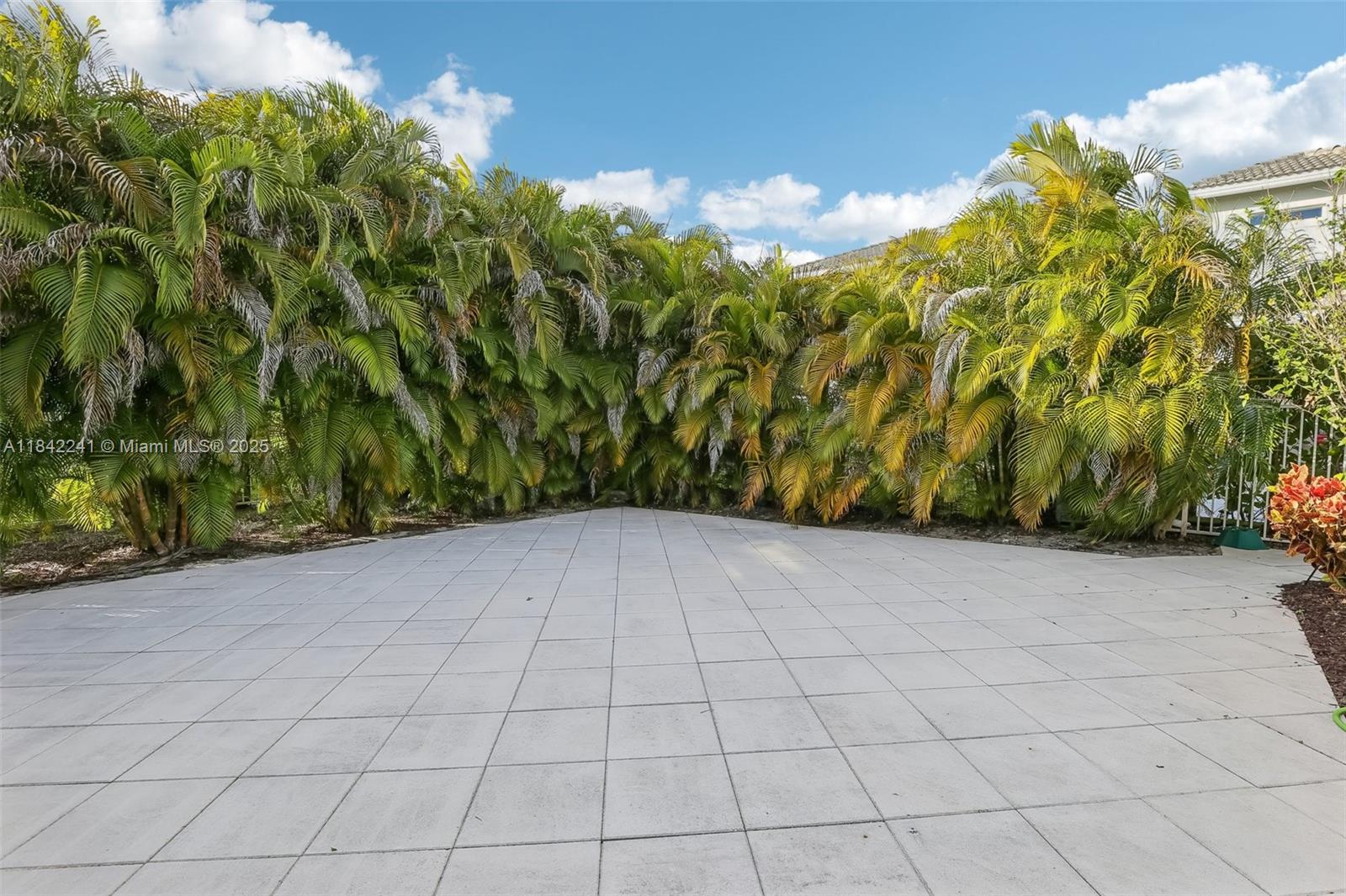 See details 1402 3 / 3 2220 sq. ft. $ 2025-08-07 0 Photo