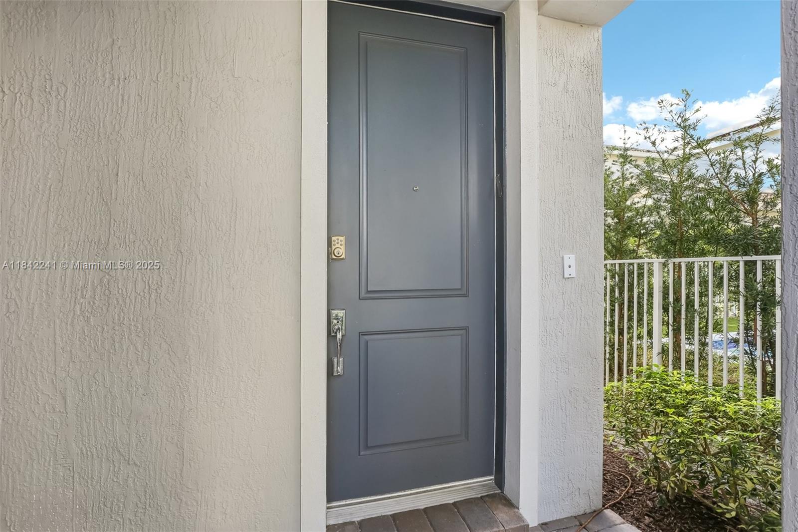 See details 1402 3 / 3 2220 sq. ft. $ 2025-08-07 0 Photo