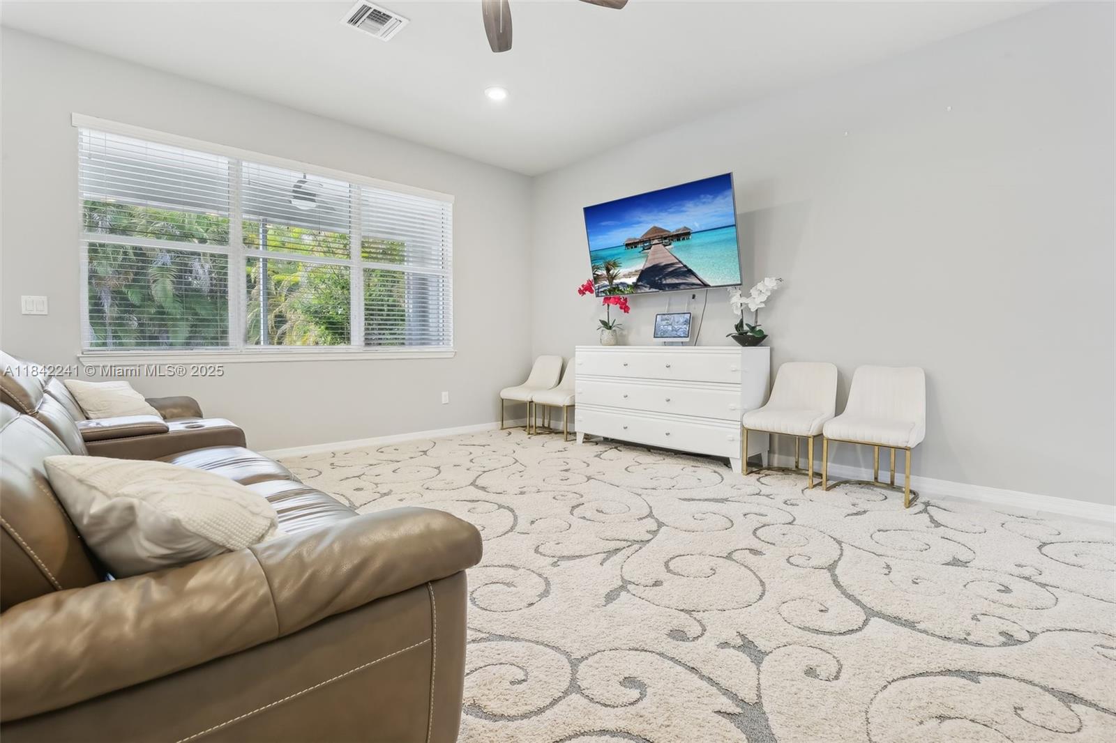 See details 1402 3 / 3 2220 sq. ft. $ 2025-08-07 0 Photo