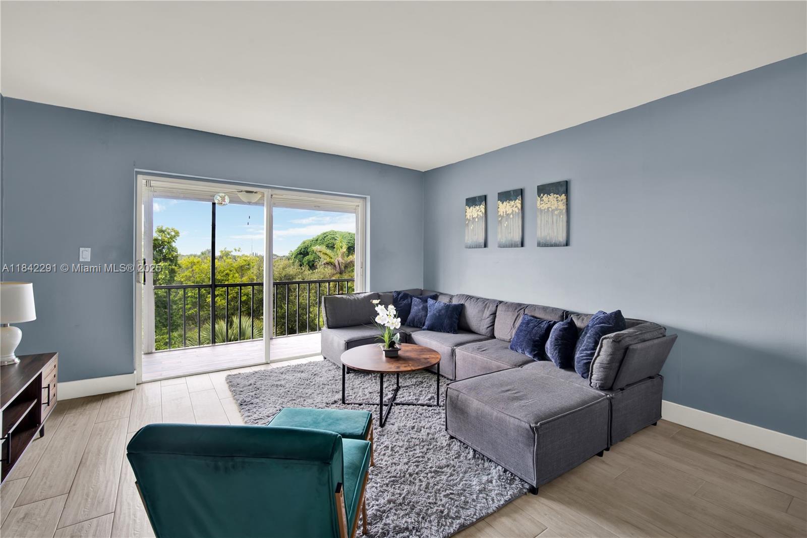 See details 414 2 / 2 992 sq. ft. $ 2025-07-17 0 Photo