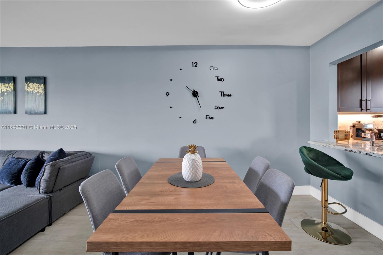 See details 414 2 / 2 992 sq. ft. $ 2025-07-17 0 Photo