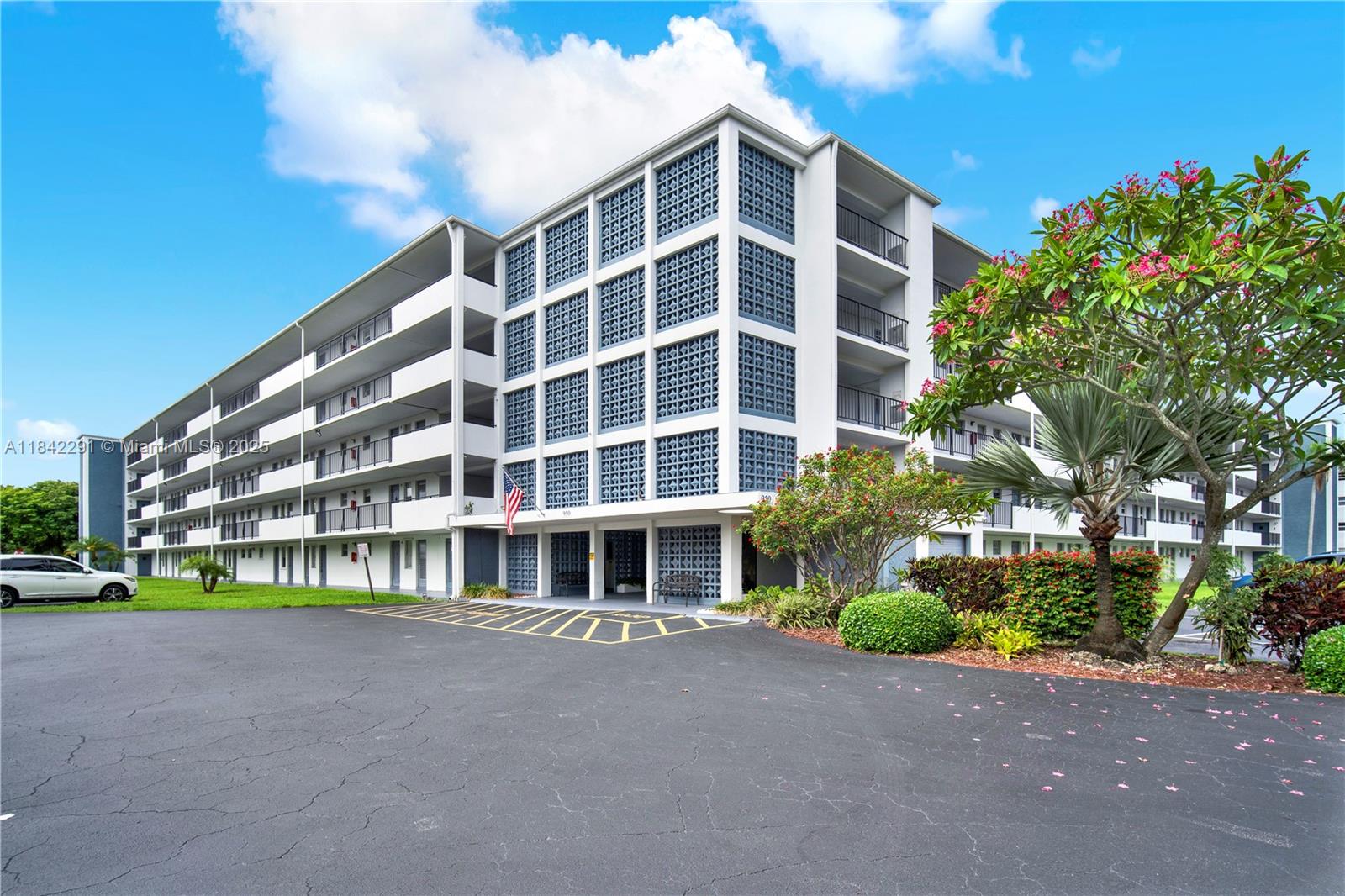 See details 414 2 / 2 992 sq. ft. $ 2025-07-17 0 Photo