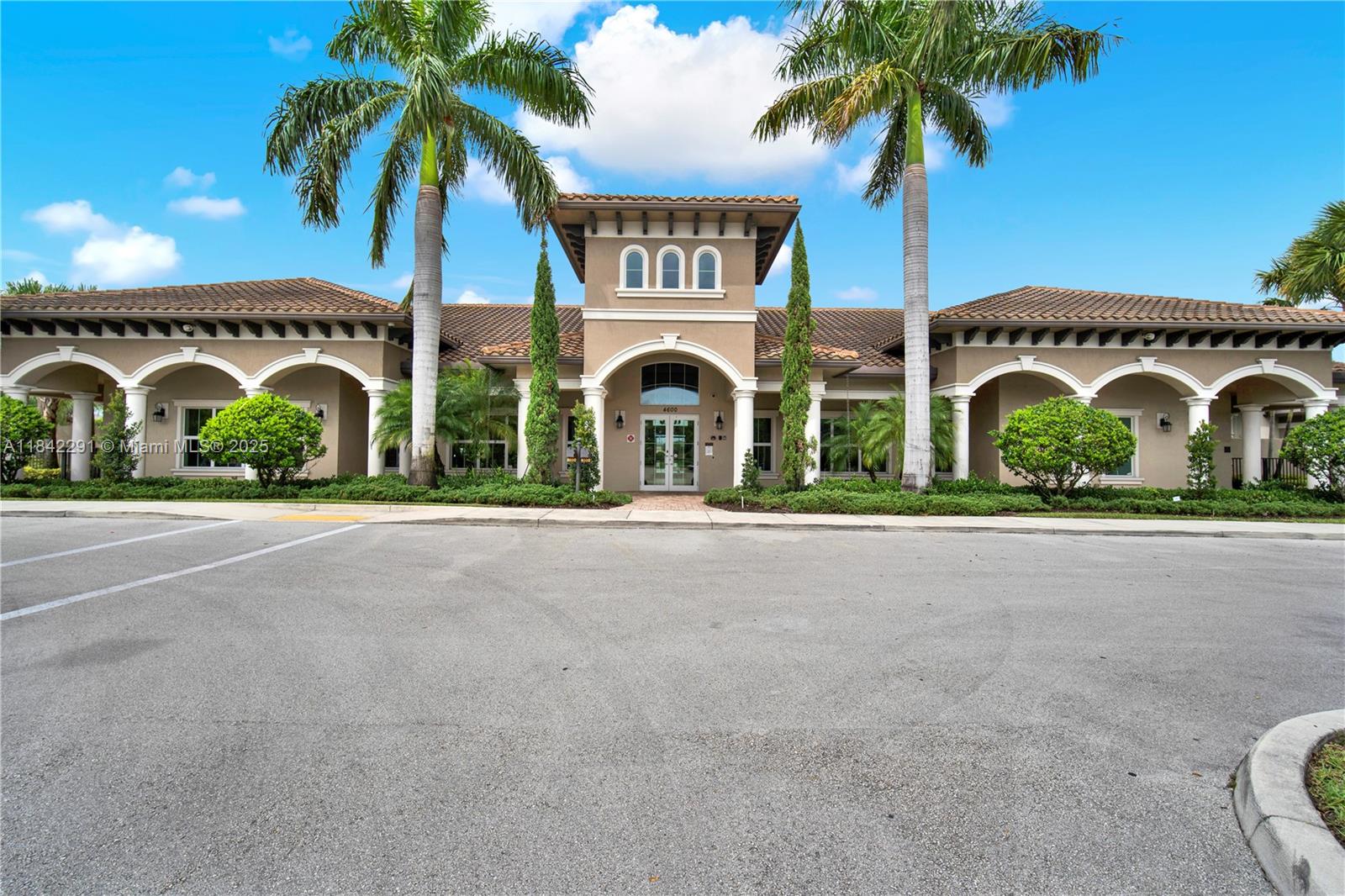 See details 414 2 / 2 992 sq. ft. $ 2025-07-17 0 Photo